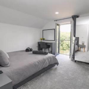 The View - Peaceful Duplex Apartment with Views, Parking & Wifi