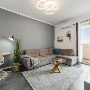 Modern Apartment with Scenic Views & Earthy Vibes by PikHost