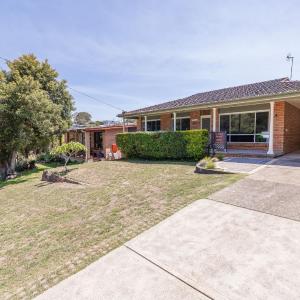 Cuddles Cottage, 4 Christmas Bush Avenue - air conditioned holiday house, 400 metres to Dutchies beach