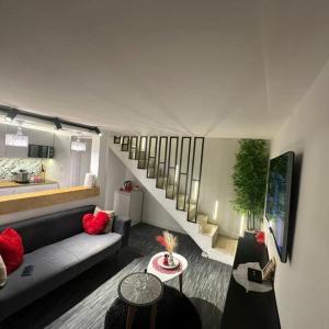 Studio moderne et chaleureux avec escalier design