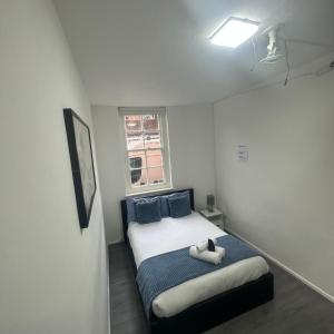 Small cozy private bedroom zone1