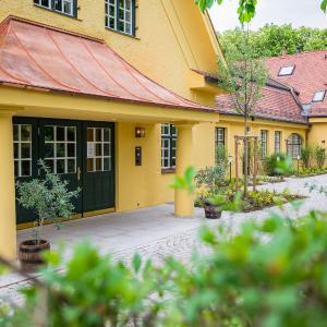Gutshotel Menterschwaige - Heritage Boutique Hotel with Timless Elegance
