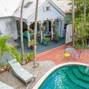 Boat House by AvantStay Character Cottage Central Location w Shared Pool Month Long Stays