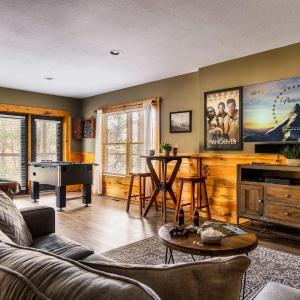 Family Haven by Dollywood - Hot Tub - Game Room