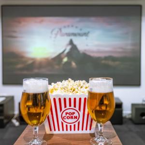 Hollywood 9 People - KHbnb center