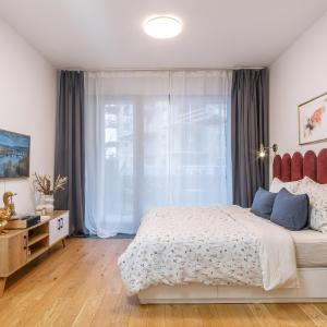 New studio, King bed, Free parking, Terrace