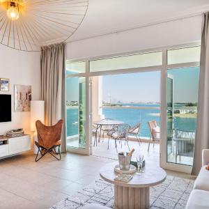 BURJ views Private Beach 2 Bedroom Apartment with panoramic Sea View and Pool Palm Jumeirah