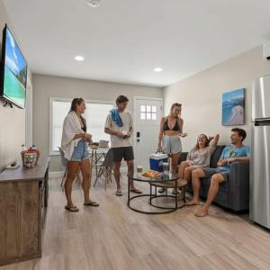 Steps to Beach Fully Renovated Sleeps 6