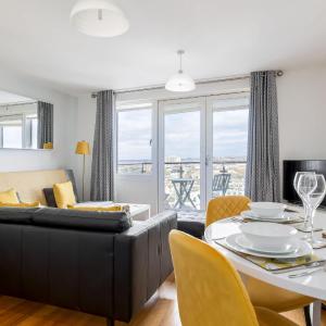 Honeybee - 9th Floor Apartment with Balcony Views
