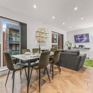Stunning Split Floor Apartment by Victoria Station - Pass the Keys