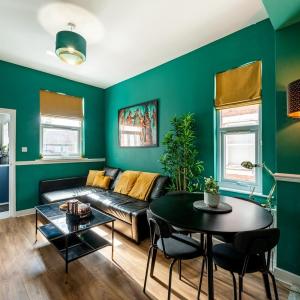 Stylish cosy great value easy access stay