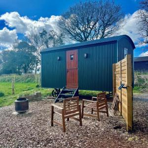 Cosy Shepherds Hut Lyme Regis, Cummins Farm