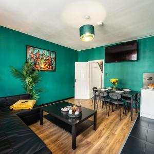 Spacious 4-Bed Apartment · Sleeps 6 · City Centre