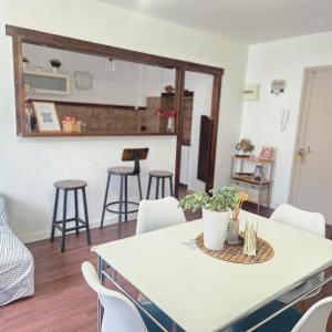 Séjour cosy près de Paris T3 cuisine ouverte et bar