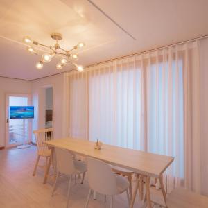 4 Queen Beds 3BR Family Apartment 8 Guests Seoul Wangsimni