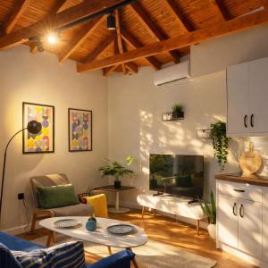 Comfy House in Old Town Xanthi - Meno Homes 8