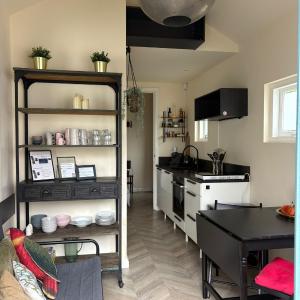 Renovated & private Tinyhouse Den Haag short stay appartment