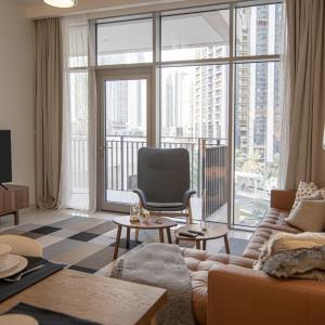Elegant Apt With Balcony Minutes from Burj Khalifa