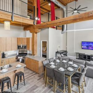 The Top Floor Penthouse 4 BR 3 Bath 2 000 Sq Ft