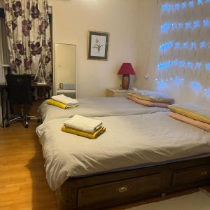 COSY COTTAGE 3 Bedroom FOR SHARE , Private Double Room 2 single bed , Wifi, Parking, Garden