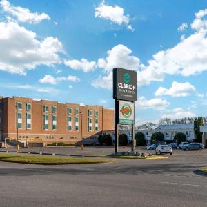 Clarion Hotel & Suites Brandon