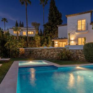 VACATION MARBELLA I Villa Birkin, Heated Pool, Gated Community, Andalusian Style, GYM, Cine, Golf Valley, 6 min Puerto Banus