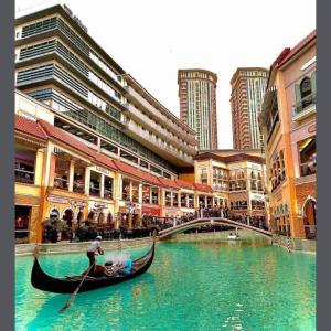 BGC, Luxe McKinley Condo at Venice Residences, Free Parking and WiFi