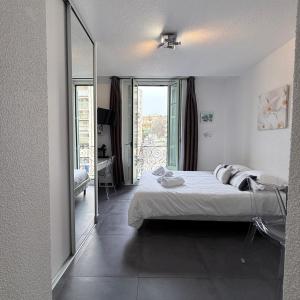 Studio central avec balcon- Plage - Tram - Aéroport