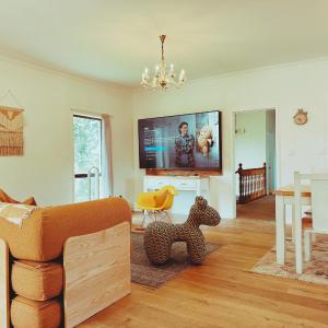 Redwoods Lodge - 6BR & 6BA - Large Groups - Free Parking