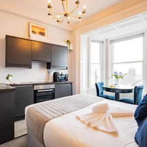 Superb Marina Hideaway- With kitchen and Wi-Fi