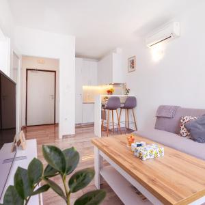 BRAND NEW lovely apartment Bella