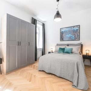 The Bornholmer, Spacious 100m2, Ideal for Groups & Families, 2BR, huge living room, 4 - 8 Guests