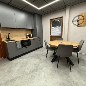 BRIVIBAS RESIDENCE - EAST / WEST, free PRIVAT parking, free WIFI, self check-in