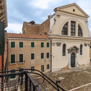 Dimora San Trovaso Stylish Four-Bedroom House in Venice