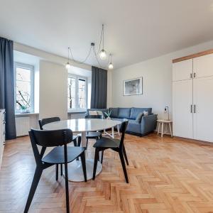 Old Town Eclectic Apartment for 6 people by BookingHost