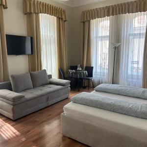 Nest perfect for 2-4 hip area and free parking