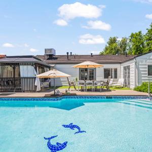 Pool House Cabana & Garden