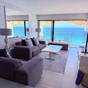 1001 Bermudas - Seaviews & beach access - Modern 3BR Umhlanga