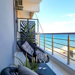BLACK & WHITE SeaSide House