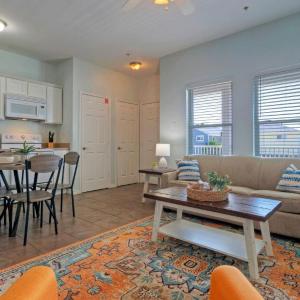 Minutes to the Beach w Pool Sleeps 8 Two Condos: Costa Bahia