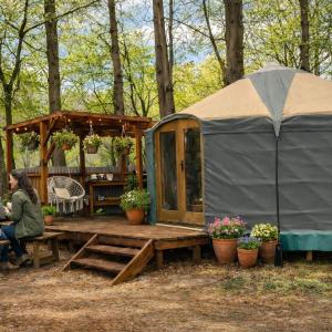 Holt Woodland Glamping - Shepherd Huts & Yurts Dog Friendly