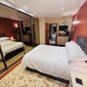 A deluxe double room with ensuite shower bath room or a Cosy double room and private shower room just a 2 minute walk to Train station