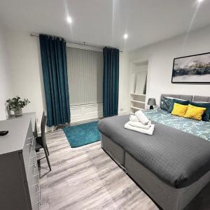 Bright City Apt - King Bed - Parking & Wi-Fi