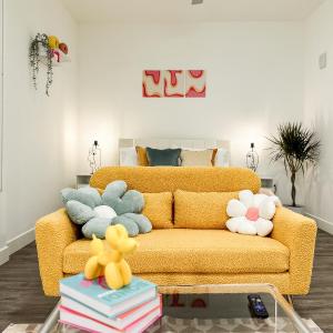 Stylish studio in SM w FREE parking and pool