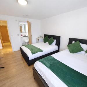 Canary Wharf O2 Excel Apartment with Balcony & Parking