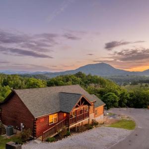 Sleeps 14! Pool, Mini Golf, Theater & Hot Tub