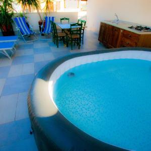 Old Style by the sea, roof terrace with pool and kitchen, Ladispoli