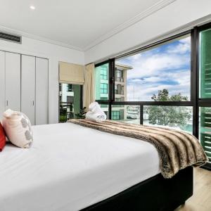 Glamorous Getaway - Heart of the Viaduct 'Quays'