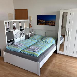 helle Ferienwohnung Apartment mit Balkon und Küche