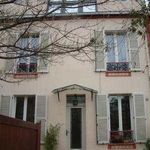 Grande maison 4 chambres, jardin, 3km Paris, proche transports et commerces